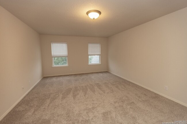 Building Photo - Stunning 5 bedroom 3 full bath home in the...