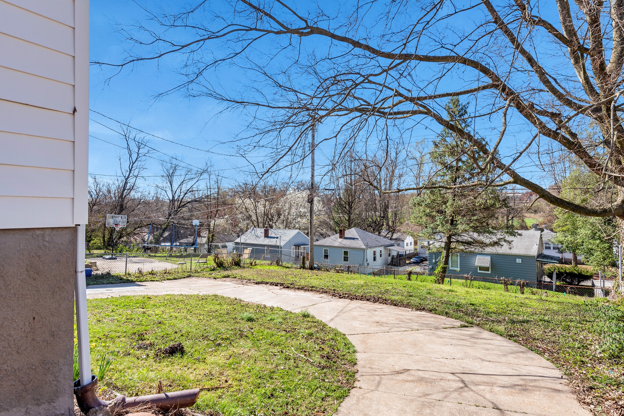 Building Photo - 7120 Roslyn Dr