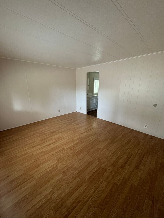 Building Photo - Beautiful rehabbed manufacture home in Lak...