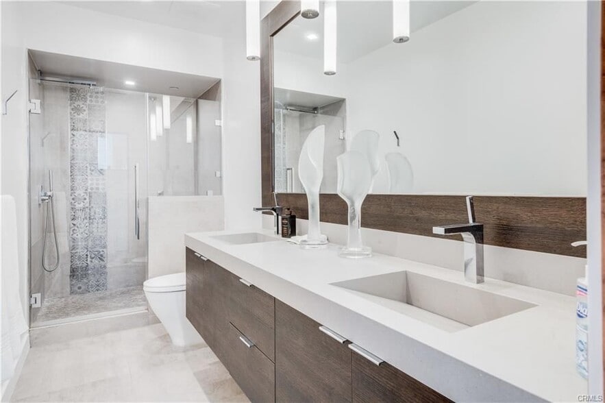 Building Photo - 810 Esplanade