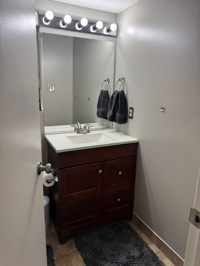 Building Photo - Two Bedroom Two Bath Condo Close To Newtown