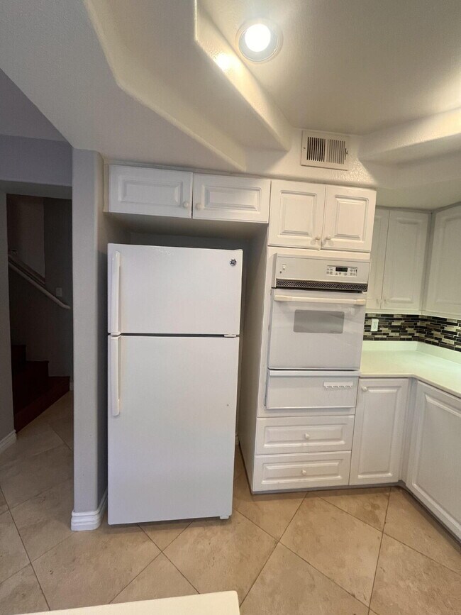 Building Photo - $3,800 - 2 Bed / 2.5 Bath Townhouse in the Crest Del Mar community