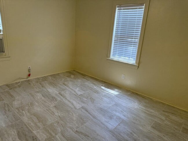 Building Photo - 2843 2nd Ave S