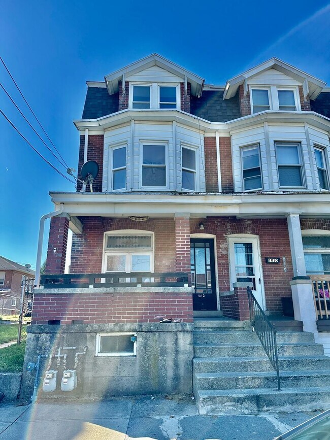 Primary Photo - 1012 S Hall St