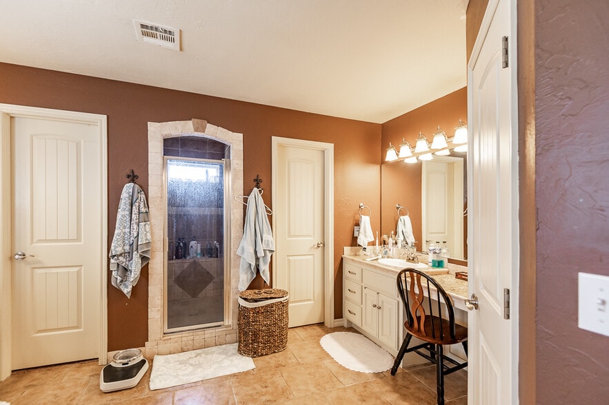 Primary Bathroom - 313 Kody Ct