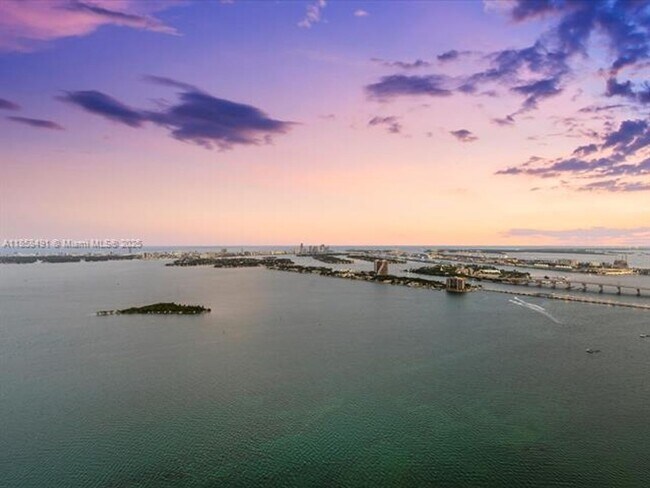 Building Photo - 700 NE 24th St