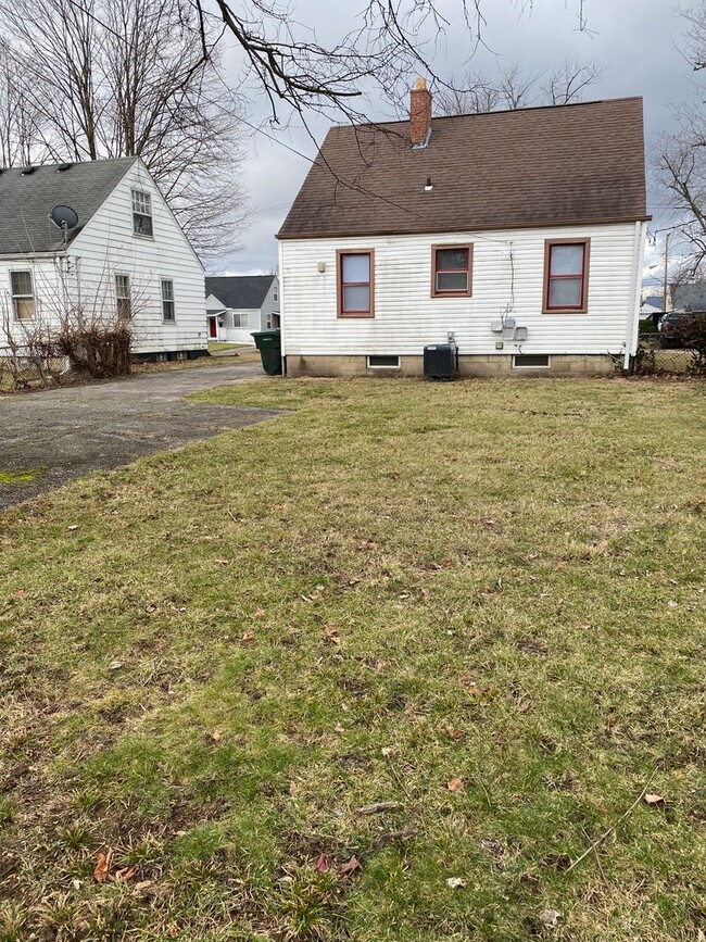 Building Photo - Three bedroom home close to 71 and Weber Rd