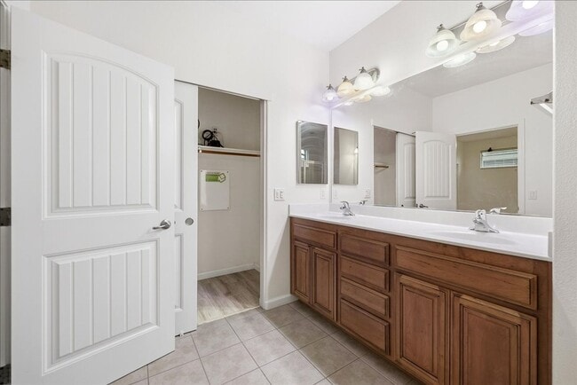 Building Photo - 3621 el Dala Ln