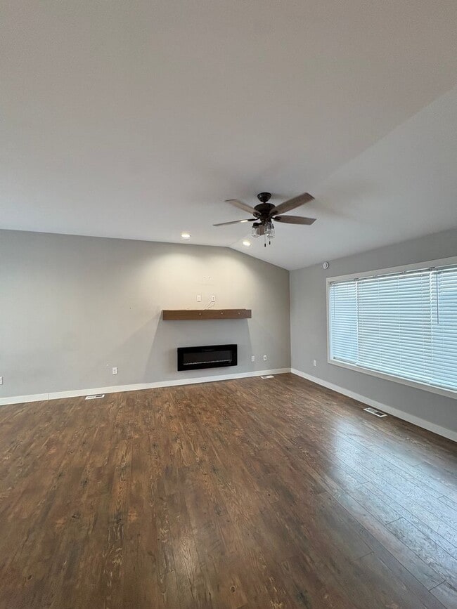 Building Photo - 4 Bedroom Home