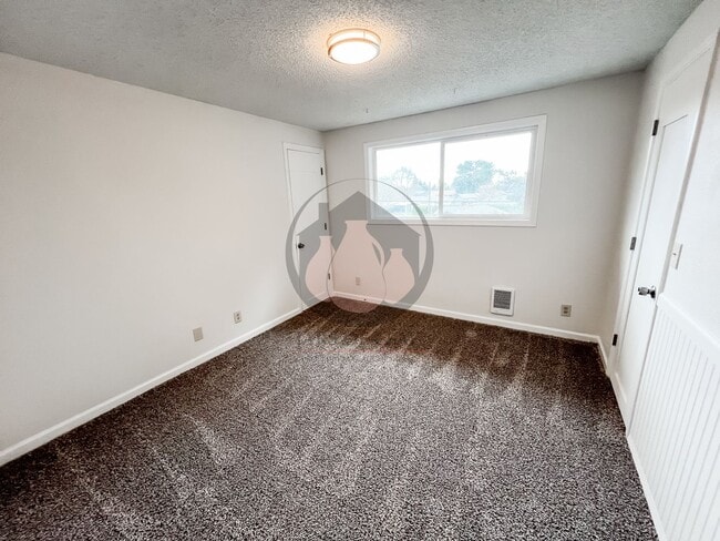 Building Photo - Skyline Rd S Duplex #2023-LL787
