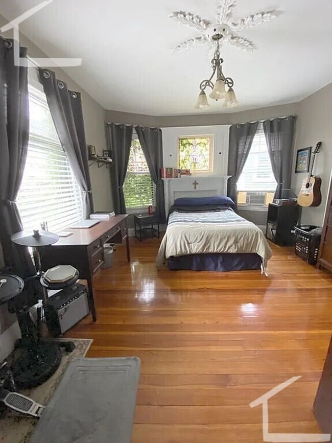 Building Photo - Nicely renovated 3 bed unit with in-unit laundry!