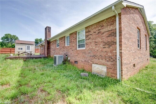 Building Photo - 1002 Phineas Dr