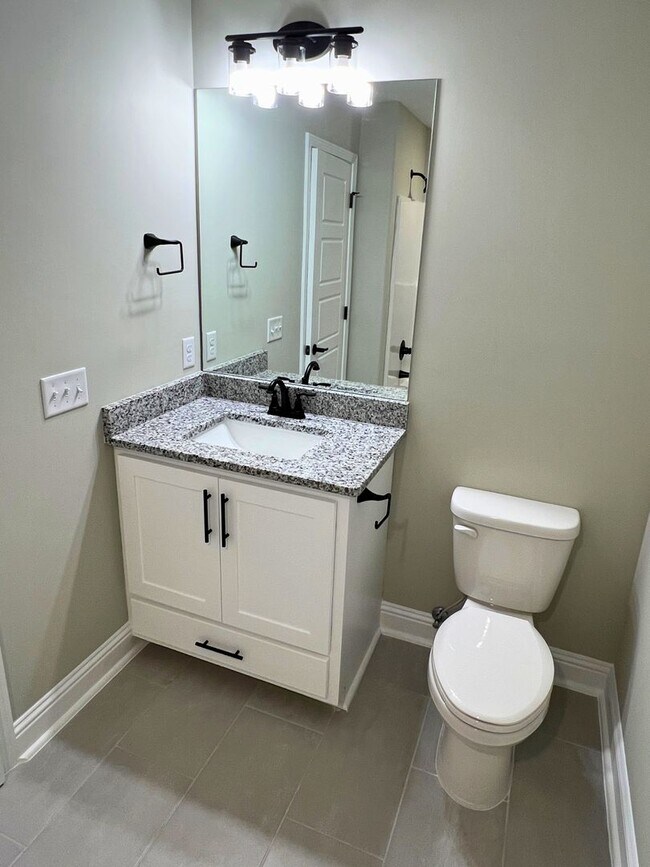 Building Photo - 3/2 fenced in yard & access to amenities!!