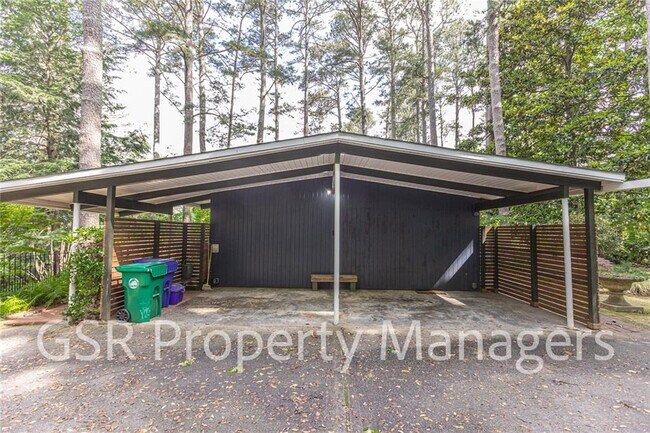 Building Photo - 2026 N Akin Dr NE