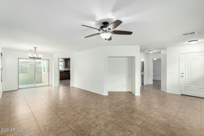 Building Photo - Beautiful 3 bedroom plus den, 2.5 bath hom...
