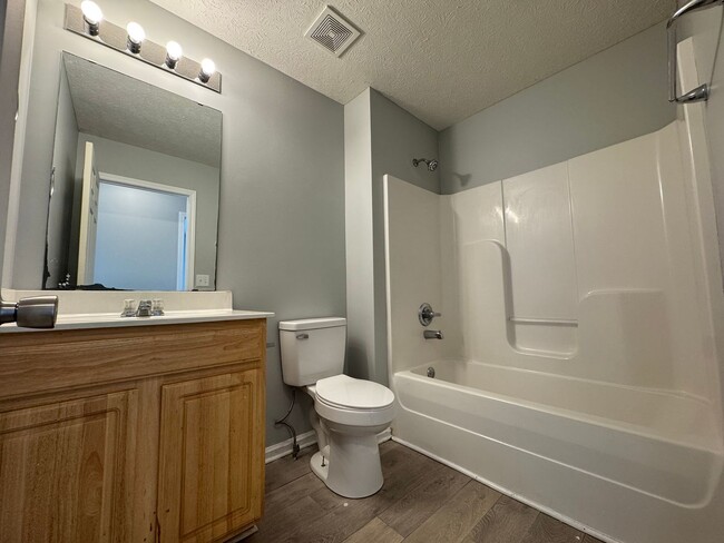 Building Photo - Spacious 3 bedroom, two bathroom home close to GM, Magna and Industrial Park