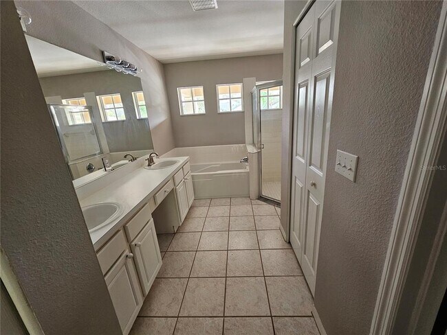 Building Photo - 2206 N Creek Ct