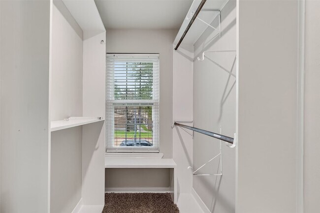 Building Photo - 2402 Oak Shores Dr