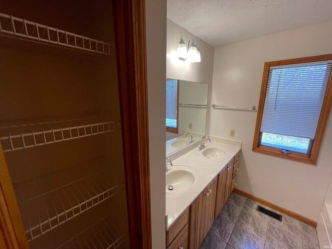 Building Photo - 5893 S Black Ankle Rd