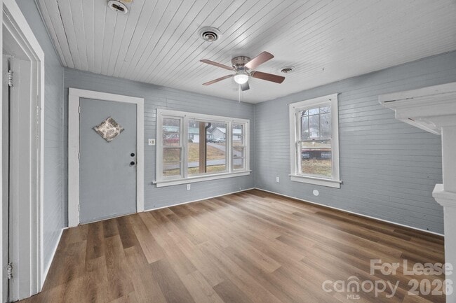 Building Photo - 713 2nd St Pl SW