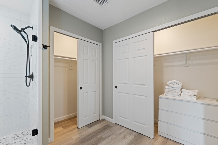 Large Master EnSuite - 4445 E Sharon Dr