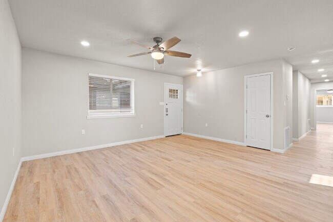 Building Photo - 3 Bed, 2 Bath Duplex (3rd bed is detached)