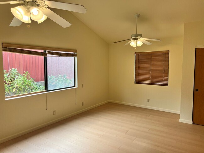 Building Photo - Grand Ave Barakat