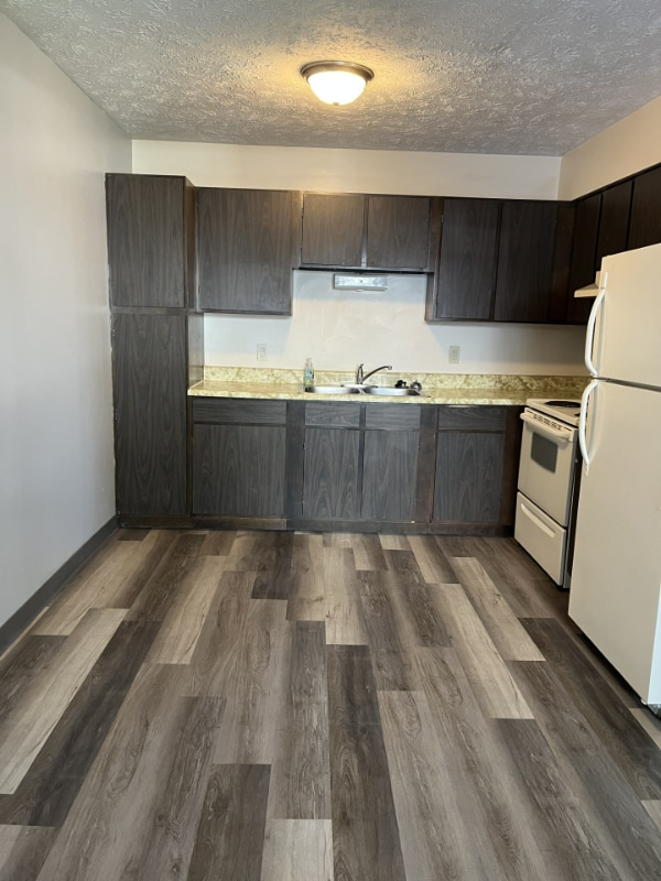 Building Photo - 639 E 10th St