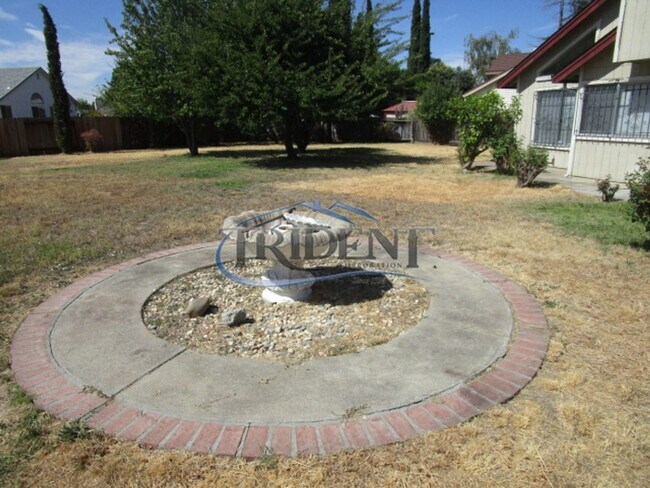 Building Photo - Large 4 bedroom, 3 bath house located on a large lot