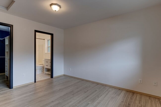 Building Photo - Updated 2 Bedroom 2 Bath Condo near Ft. Nu...