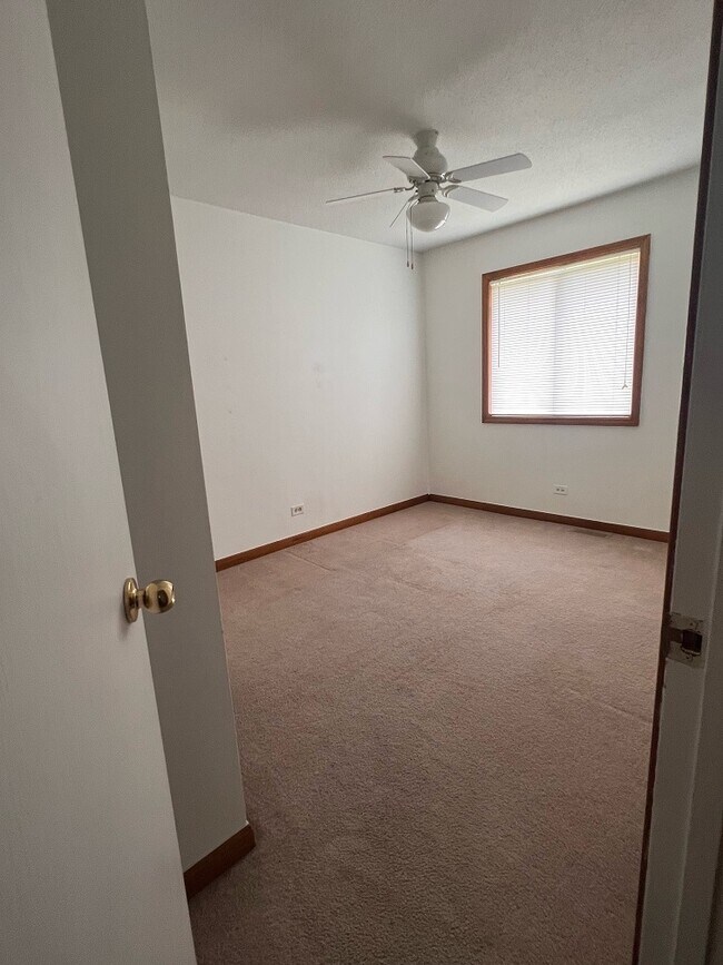 Building Photo - 3327 Acorn Ct