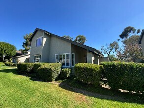 Building Photo - Beautiful bright townhome in Tierrasanta