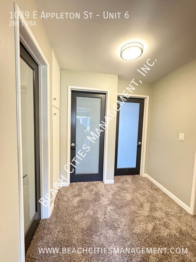 Building Photo - 1039 E Appleton St