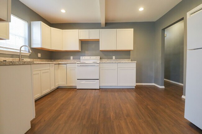 Building Photo - 353 S Zunis Ave