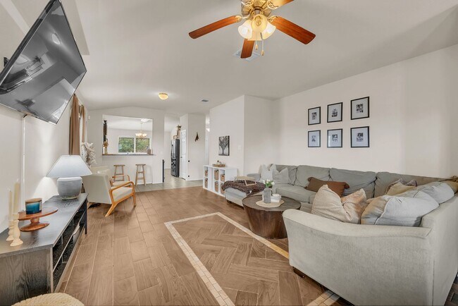 Building Photo - 4 bedroom/2 bath/2 Car Garage - Beautiful ...