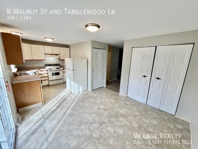 Building Photo - 492 N Walnut St