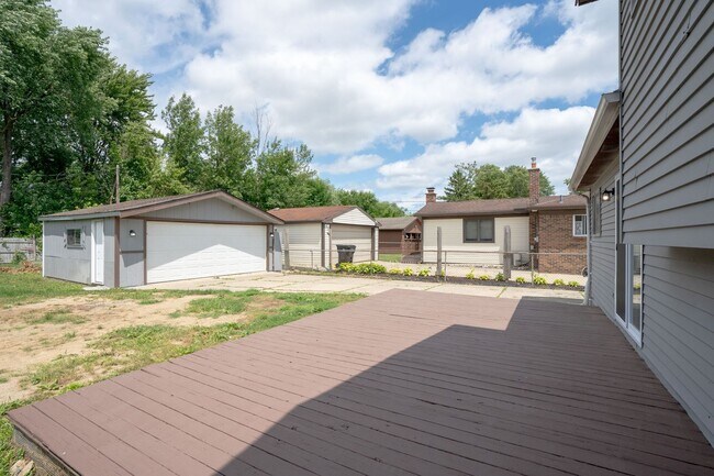 Building Photo - 15841 Dort St