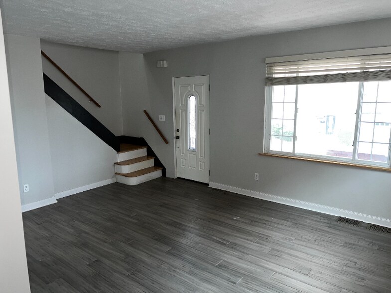 Building Photo - 527 Flynn Ave