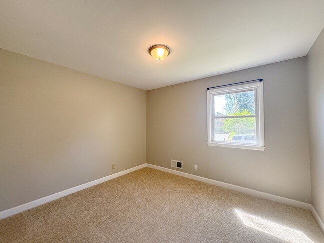Building Photo - 107 Park Ln W