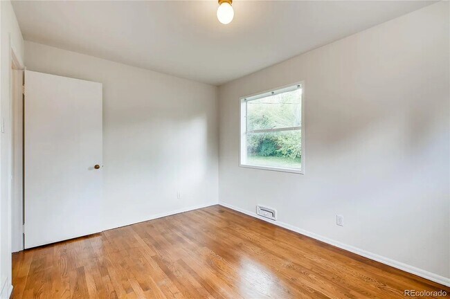 Building Photo - 1255 S Grape St