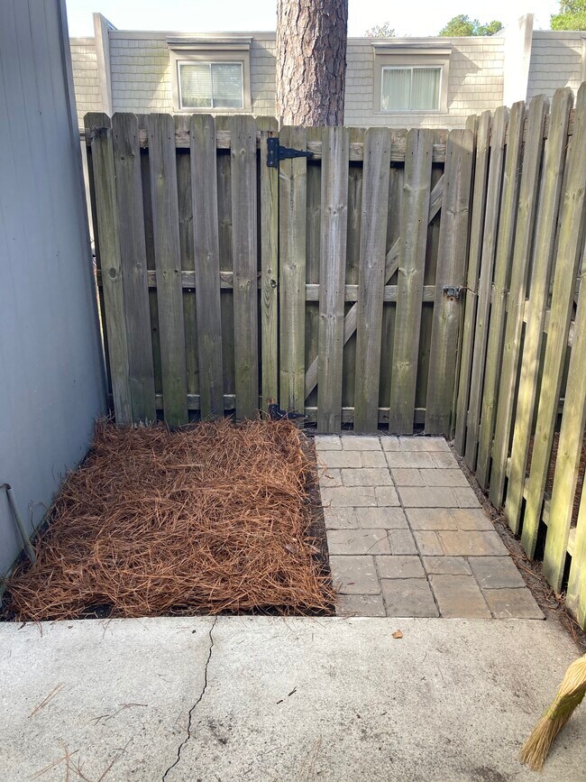 Fenced in patio with gated exit - 442 Cobblestone Dr