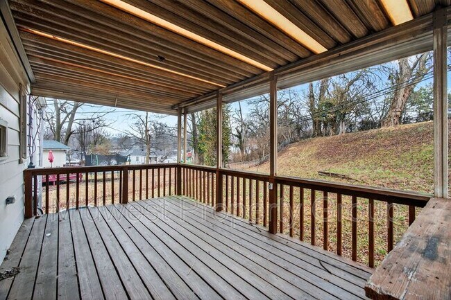 Building Photo - 1015 Avant Dr