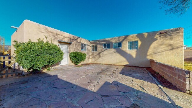 Building Photo - UPTOWN 3 Bedroom +Office  2 Bath with Garage