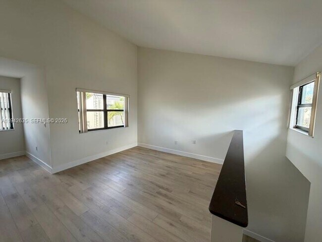 Building Photo - 10231 Fontainebleau Blvd