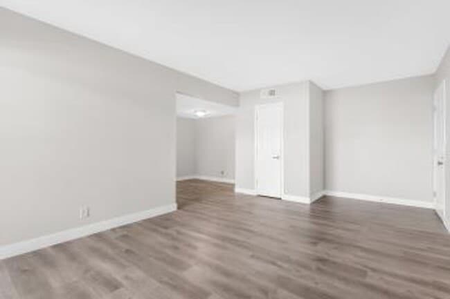 Building Photo - Bella Vita Condominium/Ground Floor/Upgraded/Minutes to the Strip