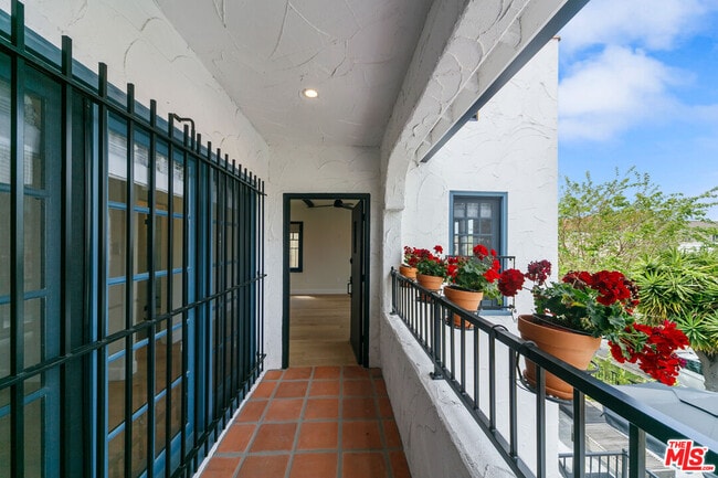 Building Photo - 458 N Sierra Bonita Ave