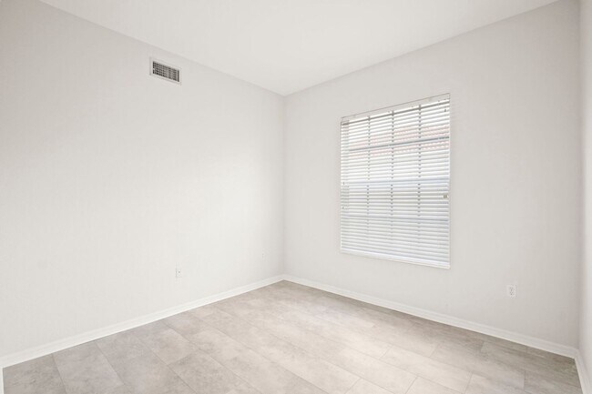 Building Photo - Beautiful Townhome in Laguna lakes 3 bedro...