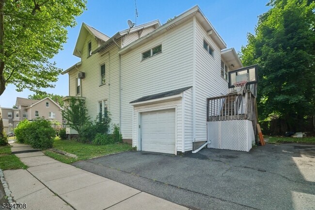 Building Photo - 102 2nd St