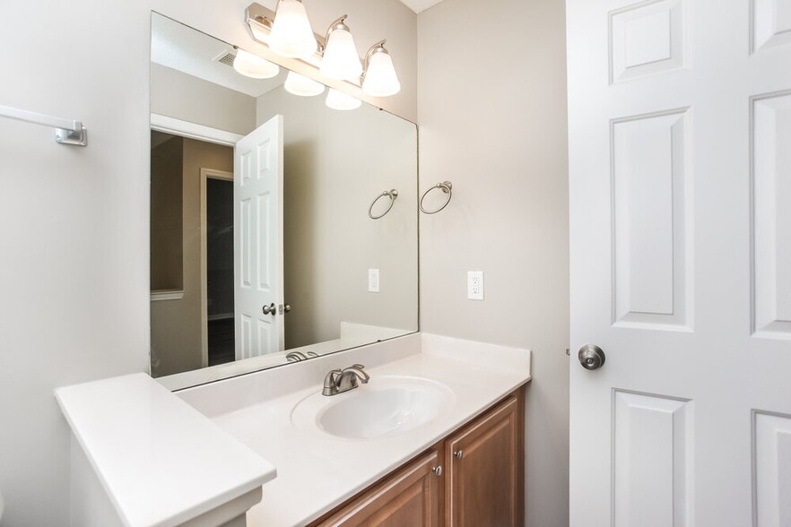 Building Photo - 1390 Bayberry Hill Dr