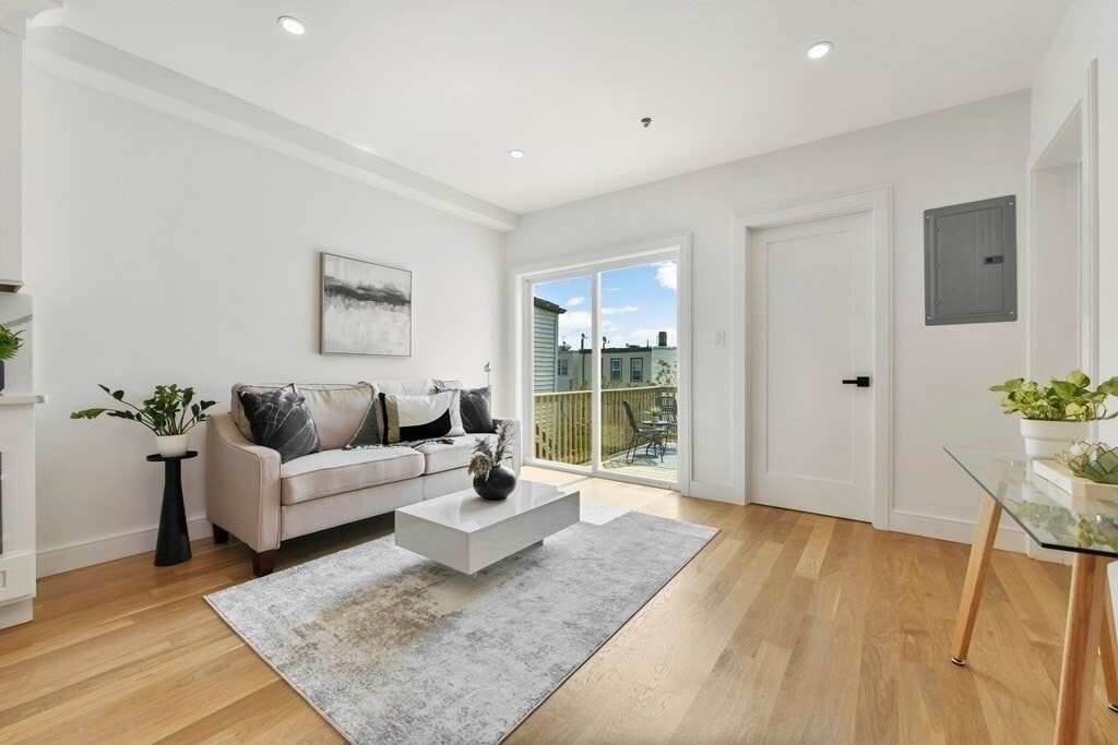 Building Photo - 142 Chelsea St